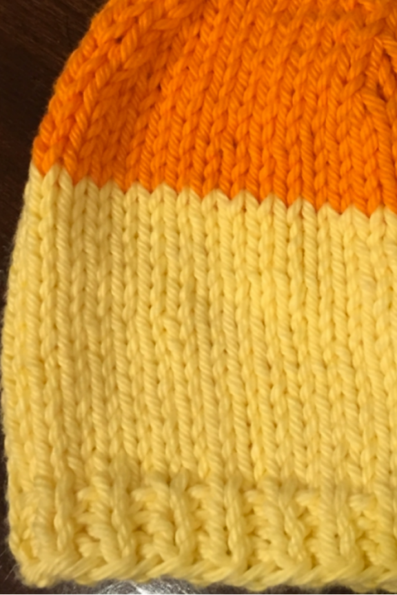 pălărie tricotată galbenă și portocalie