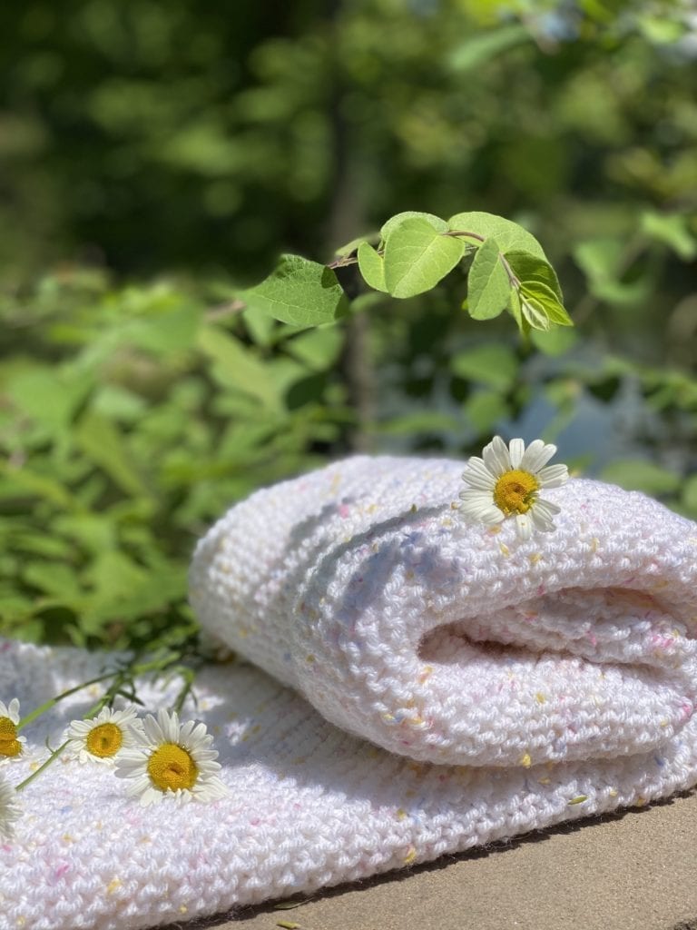 knitted blanket with daisies