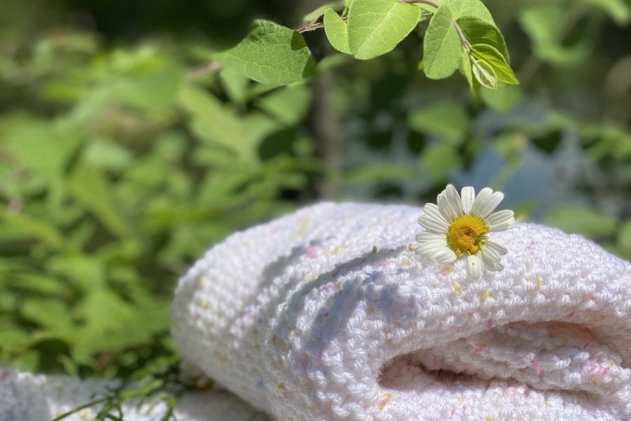 knitted blanket with daisies