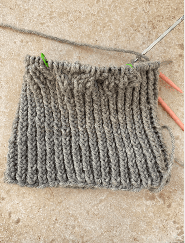  tricotez du fil gris à bord 